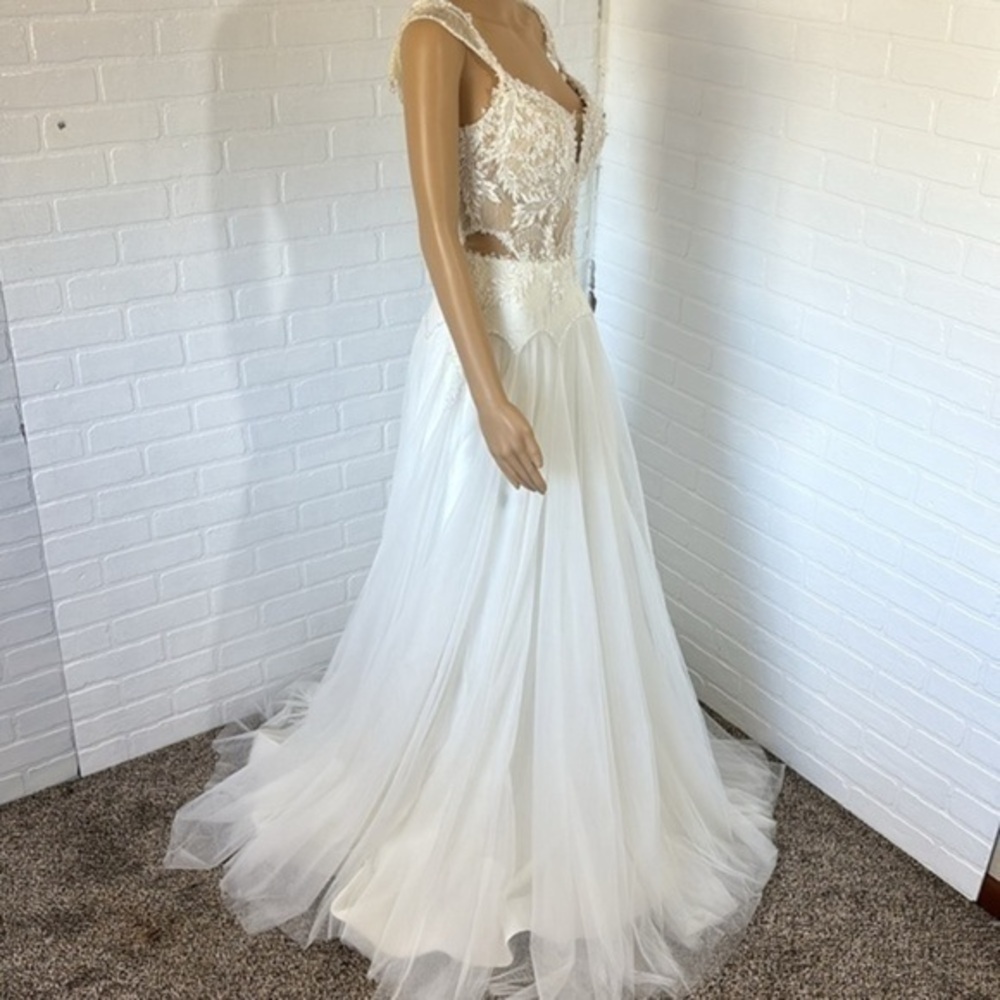 Elegant White Lace Wedding Dress